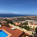 Con Impresionantes Vistas Y Piscina 아파트 아데제