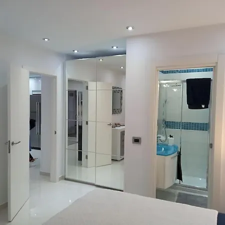 Con Impresionantes Vistas Y Piscina דירה אדחה