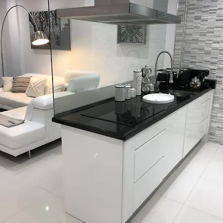 Con Impresionantes Vistas Y Piscina דירה אדחה