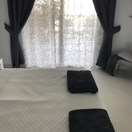 Con Impresionantes Vistas Y Piscina דירה אדחה