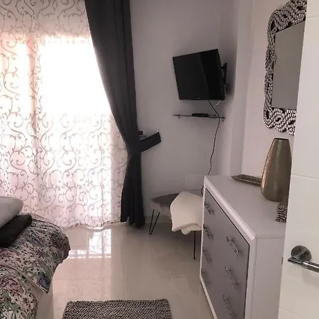 Con Impresionantes Vistas Y Piscina דירה אדחה