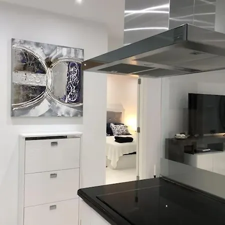 Con Impresionantes Vistas Y Piscina 아데제