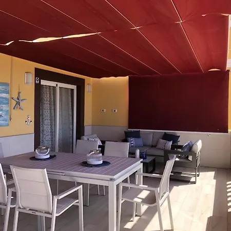 Con Impresionantes Vistas Y Piscina 아파트 아데제